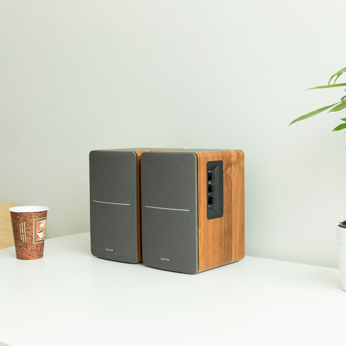 Tecnología R1280T. Estilo. Utilidad. Altavoces de estantería autoamplificados